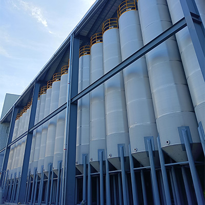 Silos zewnętrzny Niasi rozwiązuje problemy związane z magazynowaniem materiałów przemysłowych